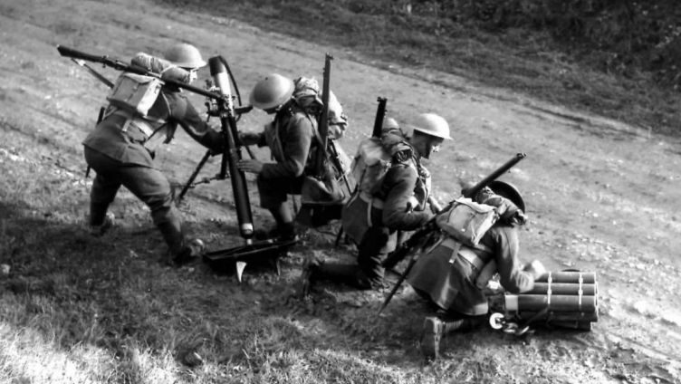 Минометчики готовят к стрельбе 76,2-мм миномет во время учений. 1940 г. 