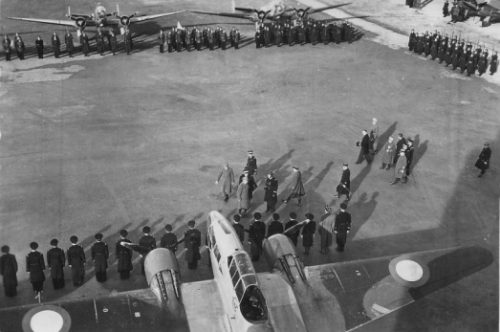 Французское командование инспектирует авиачасть, вооруженную самолетами Потэ 63.11. 1940 г.