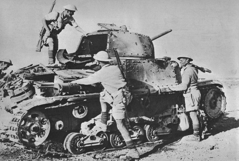 Британские солдаты у подбитого итальянского танка M13/40 в Северной Африке. 1942 г. 