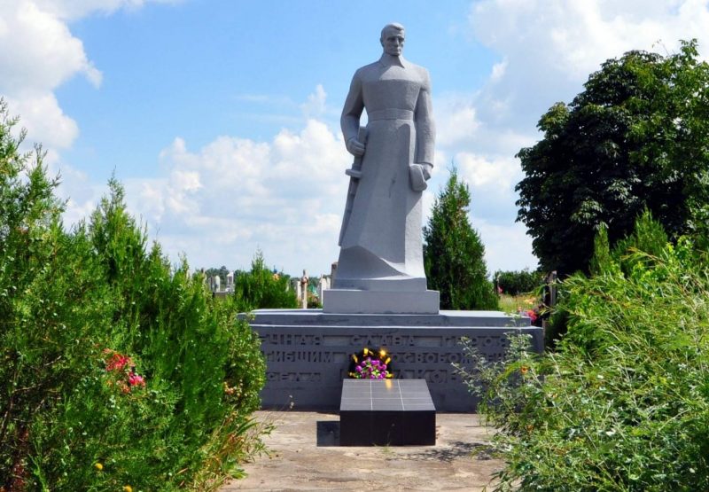 с. Гладковка Голопристанского р-на. Братская могила советских воинов, погибших в годы войны.