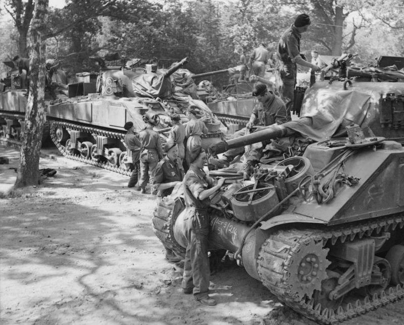 Танкисты готовят танки M4 «Шерман» к высадке в Нормандии. 20 мая 1944 г. 