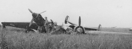 Немецкий офицер у разбитого французского истребителя Поте P.630. 1940 г.