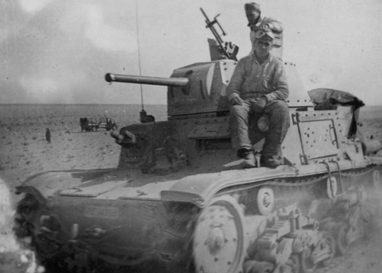 Итальянский средний (по итальянской танковой классификации) танк М-13/40 в ливийской пустыне. 1942 г. 