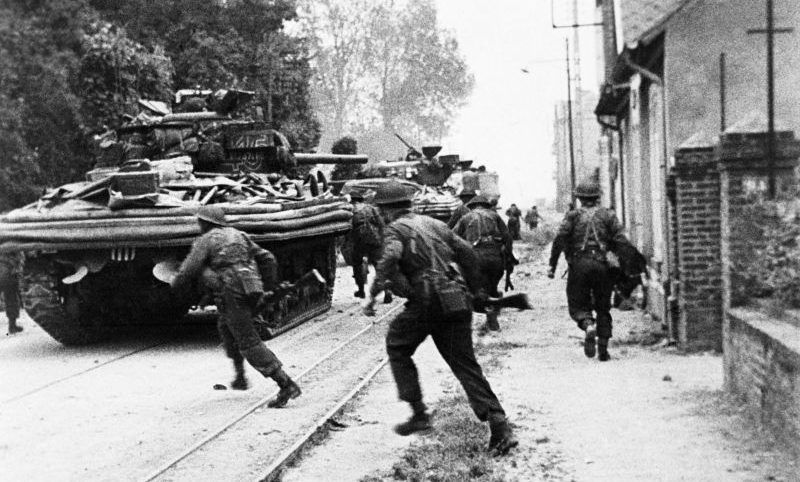 Британские танки M4 «Шерман DD» поддерживают огнём бойцов коммандос в Нормандии. 6 июня 1944 г. 