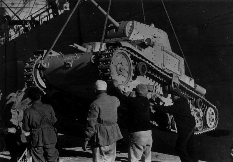 Выгрузка танка M13/40 с корабля в порту Триполи. 1942 г. 