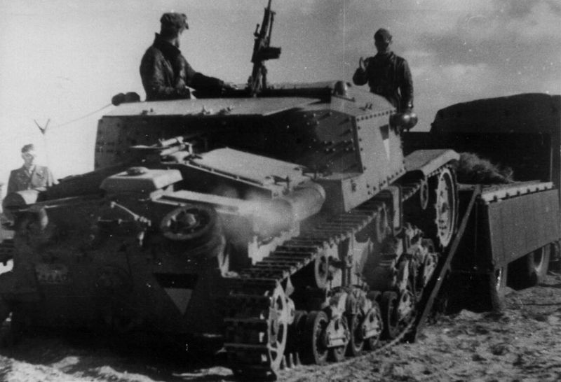 САУ Semovente da 75/18 заезжает на автоплатформу в Северной Африке. 1942 г. 