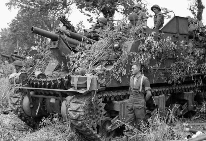 Батарея САУ М7 «Прист» в поле у французской деревни Эрманвиль-сюр-Мер. 6 июня 1944 г. 