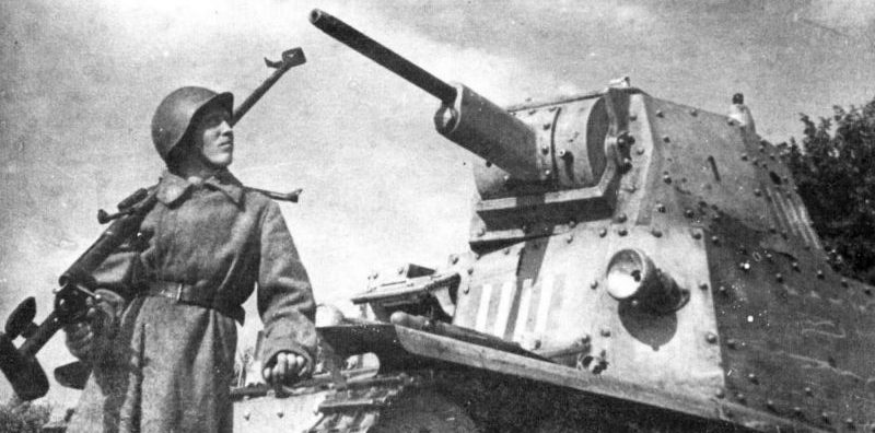 Гвардеец-бронебойщик П. Макаренко у подбитого итальянского легкого танка L6/40. 1942 г.