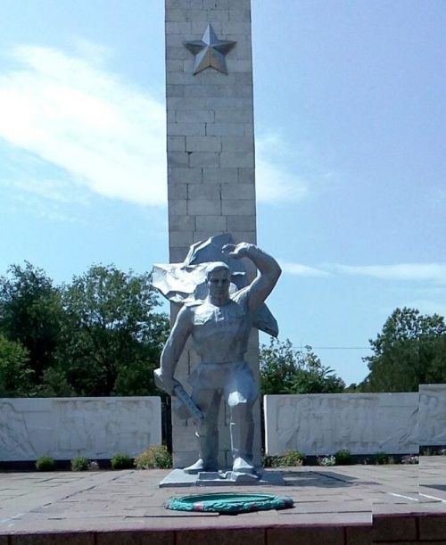 п. Новотроицкое. Братская могила и памятник односельчанам у автовокзала.