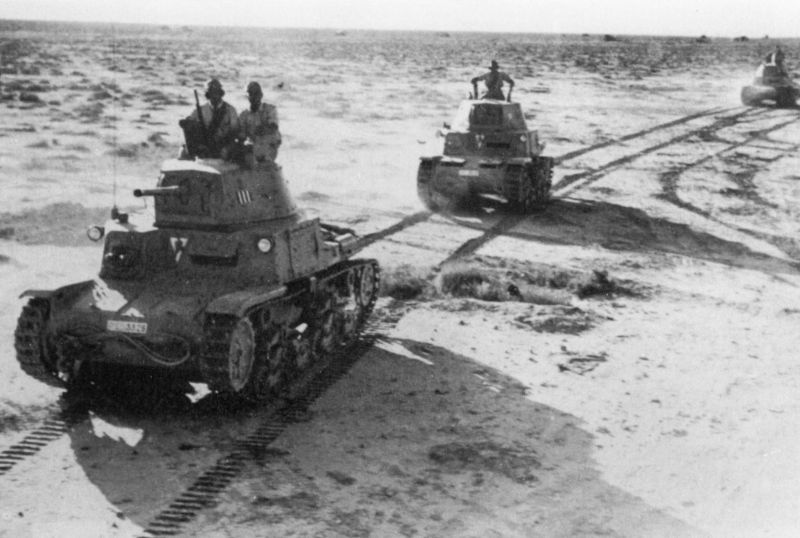 Средние танки М13/40 в пустыне Ливии. 1942 г. 