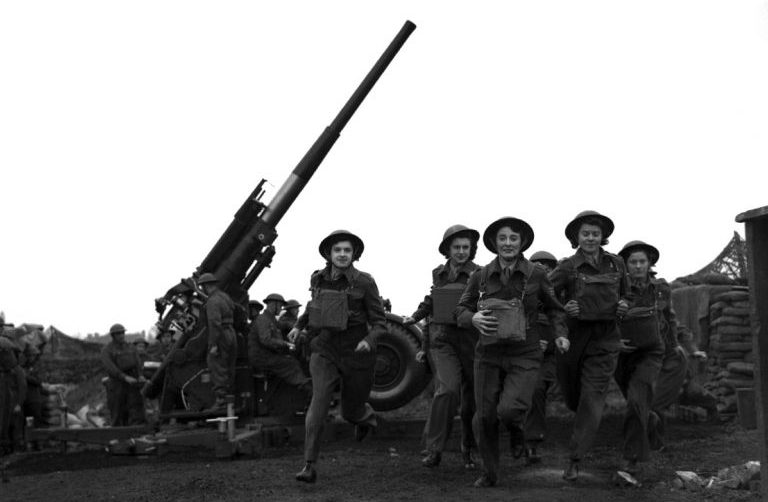 Девушки-зенитчицы из Вспомогательной территориальной службы бегут на боевые посты. 20 мая 1941 г. 