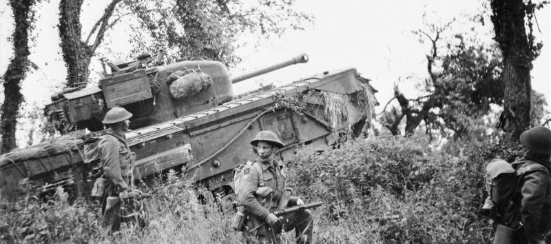 Британские солдаты под прикрытием танка «Черчилль» наступают в районе Кана. 28 июня 1944 г. 