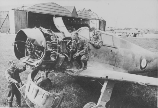 Немецкие солдаты у истребителя Bloch MB.152. 1940 г. 