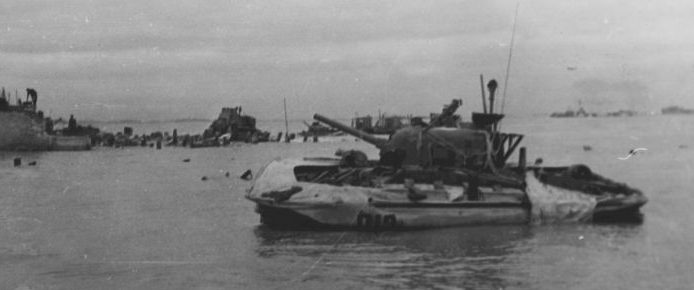 Застрявший на побережье Нормандии и брошенный танк M4 «Шерман DD». Июнь 1944 г. 