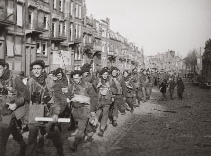 Коммандос маршируют через Флашинг во время взятия Валхерен. Ноябрь 1944 г.
