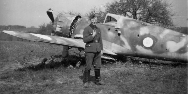 Немецкий солдат у разбитого французского истребителя Bloch MB.152. 1940 г. 