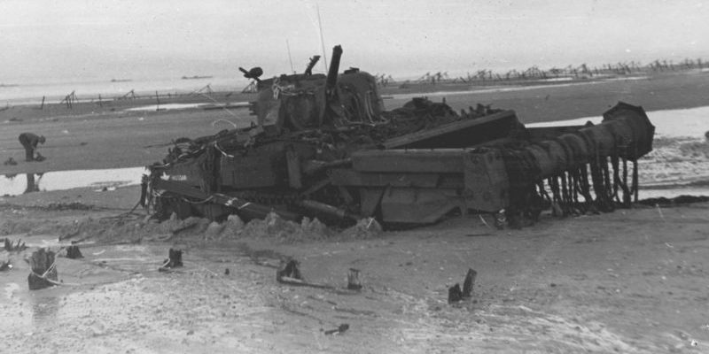 Брошенный танк М4А2 «Шерман Скорпион» на побережье Нормандии. Июнь 1944 г.