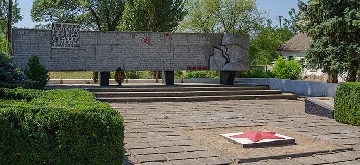 п. Красное Скадовского р-на. Мемориал советским воинам.