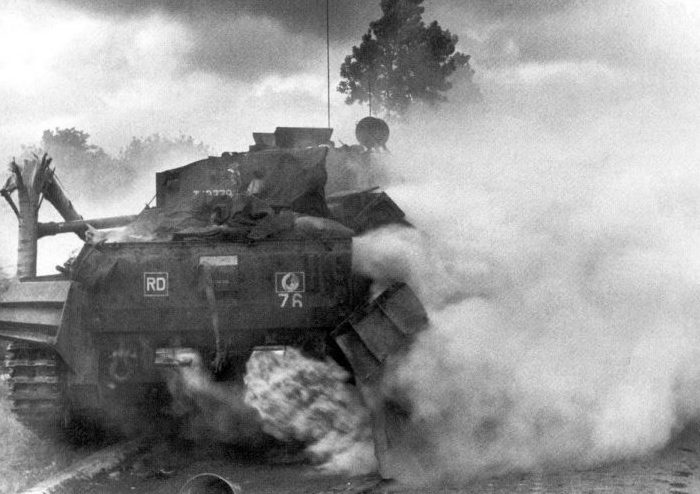 Танк «Кромвель» с активированными дымогенераторами в Нормандии. Июнь 1944 г.