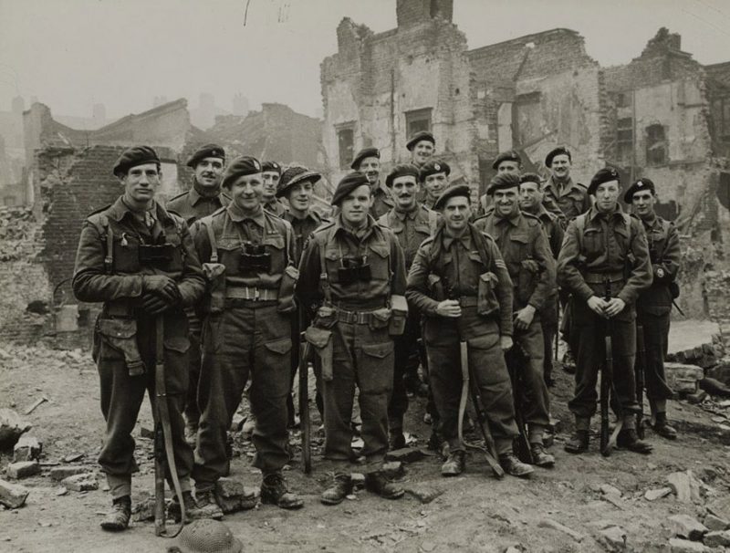 Члены армейского коммандос №3 в лондонском Ист-Энде. 1944 г.