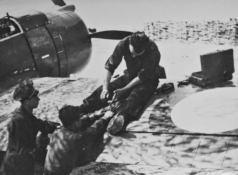 Авиатехники за обслуживанием истребителя Кертис «Хок» 75A. 1940 г. 