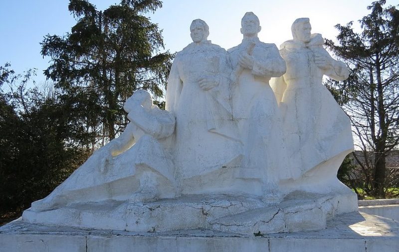 с. Михайловка Скадовского р-на. Памятник, установленный на братской могиле советских воинов.
