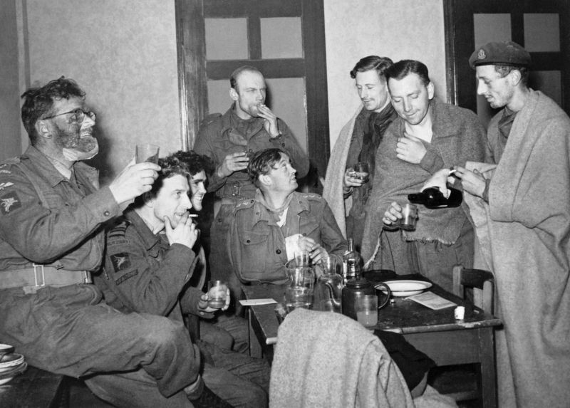 Группа выживших коммандос - участников операции «Маркет Гарден», отдыхающих после эвакуации в Неймеген. 1944 г. 