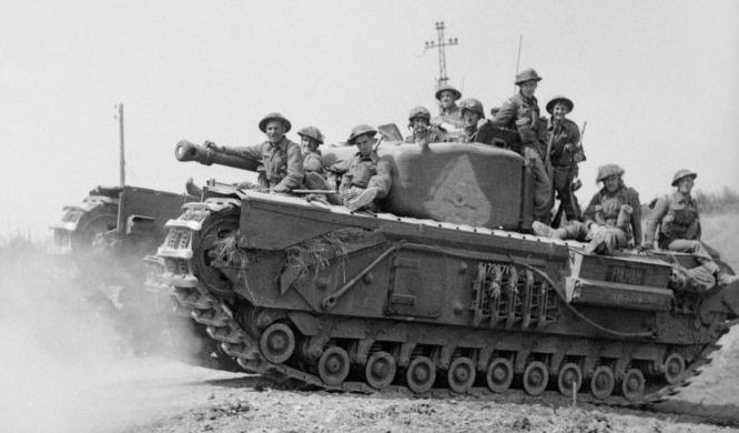 Танк «Черчилль» с десантом в районе Сен-Пьер-Тарантен. 3 августа 1944 г. 