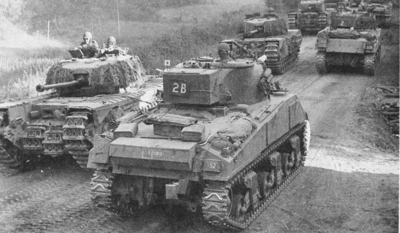 Танки М4 «Шерман» и Mk.IV «Черчилль», в ходе марша к Васси. 4 августа 1944 г. 
