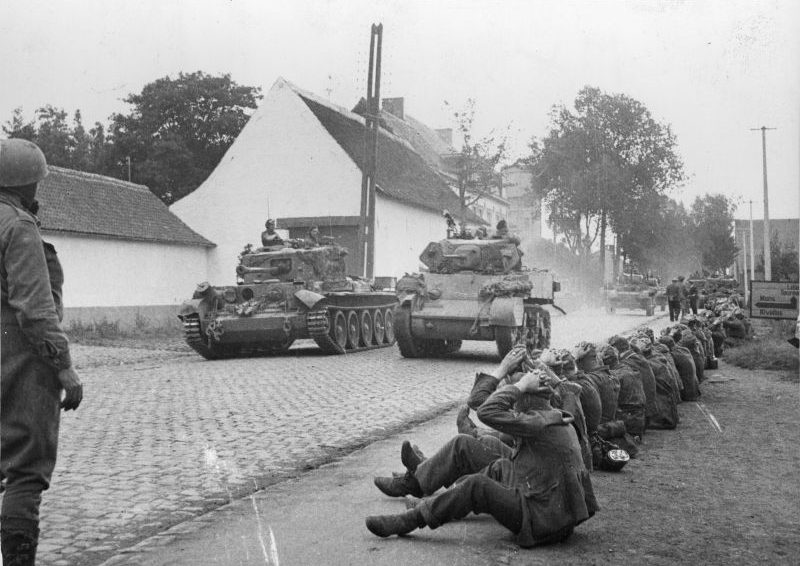 Британские танки «Кромвель» и M5 «Стюарт» возле Брюсселя в коммуне Халле. 3 сентября 1944 г. 