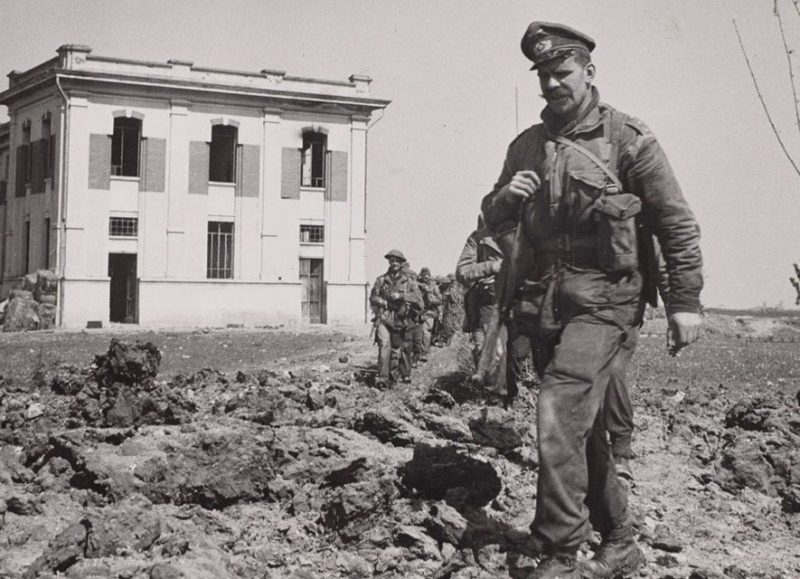 Коммандос покидают разрушенную ими электростанцию на озере Комаккьо. 11 апреля 1945 г.