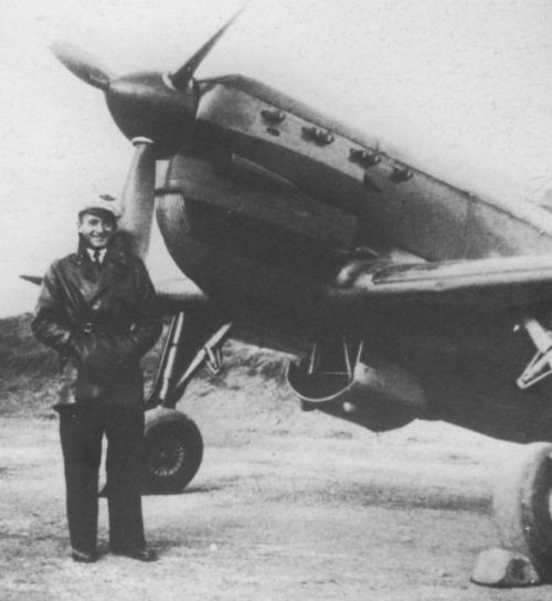 Пилот французских ВВС лейтенант Юттер у своего истребителя Моран-Сольнье MS.406C. 1941 г.