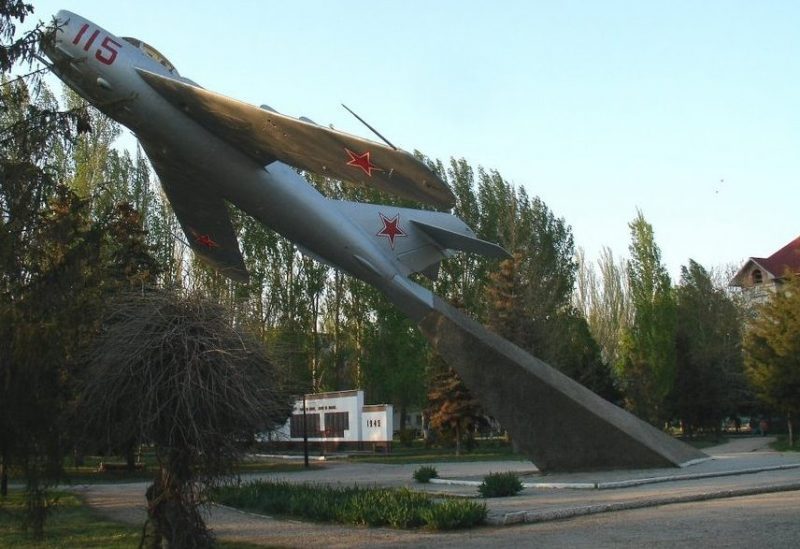 п. Горностаевка. Памятник-истребитель МиГ-15.