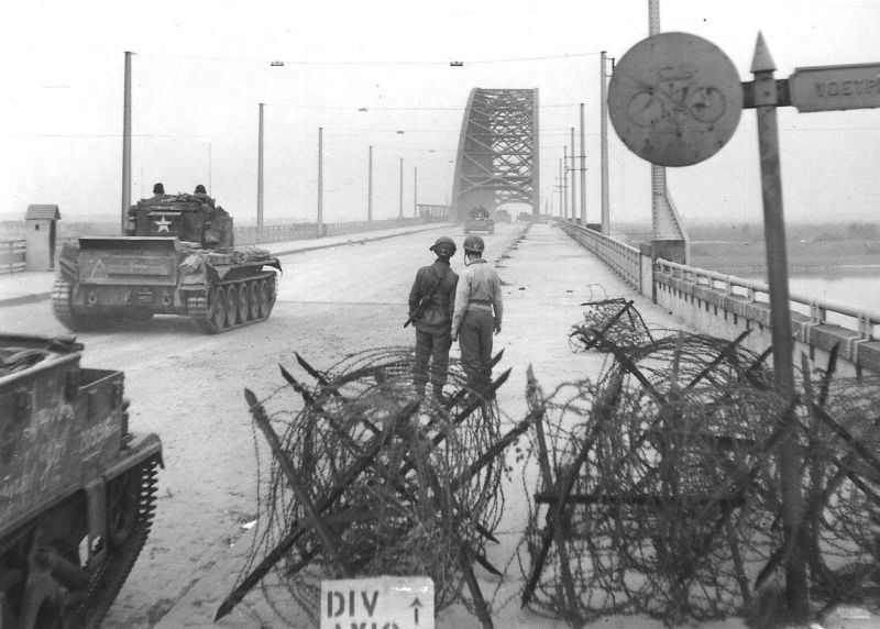 Колонна бронетехники на мосту через реку Ваал, в городе Неймеген, в ходе операции «Маркет Гарден». 21 сентября 1944 г. 