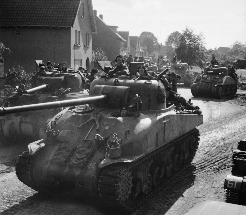 Танки в дереве Дюрне во время наступления на Гемерт. 26 сентября 1944 г. 
