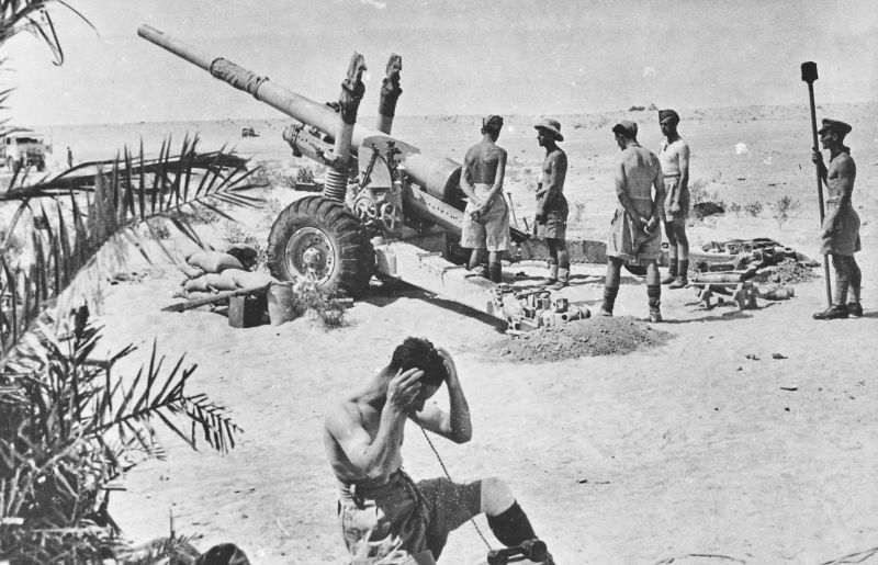 Артиллеристы ведут огонь из 4,5-дюймовой пушки в Ливии. 27 июля 1942 г. 