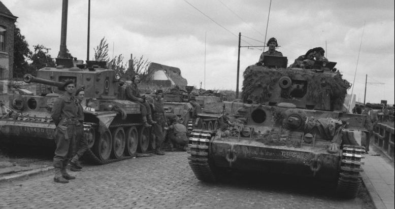 Танки «Кромвель» на дороге в Бельгии. Сентябрь 1944 г. 