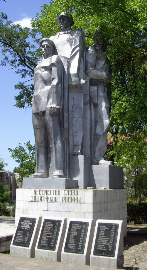 п. Горностаевка. Памятник советским воинам.