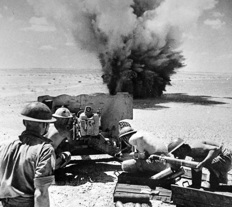 Расчет британской шестифунтовой противотанковой пушки ведет артиллерийскую дуэль в пустыне в Северной Африке. 3 сентября 1942 г. 