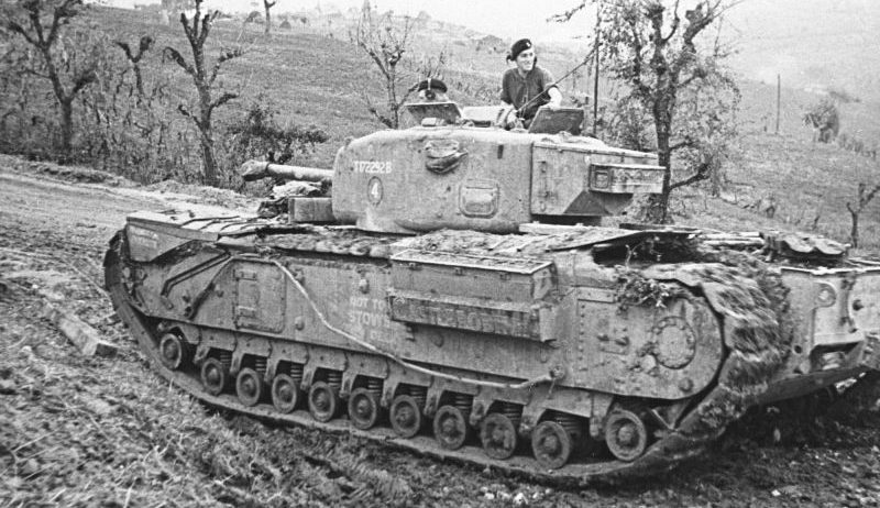 Пехотный танк «Черчилль» Mark IV A22 во время прорыва «Готской линии» в северной Италии. Октябрь 1944 г. 