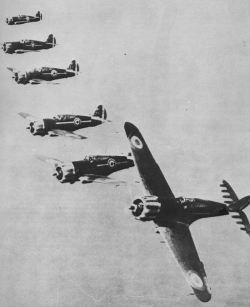 Истребители американского производства ВВС Виши Кертис «Хок» H-75A в полете в районе Дакара. 1941 г.