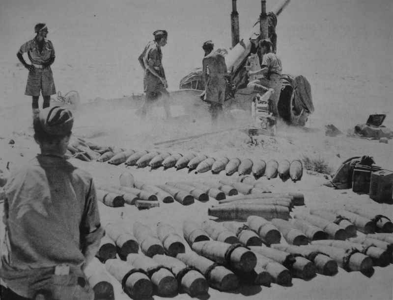 Британские артиллеристы у 140-мм полевой пушки в пустыне в Северной Африке. 14 сентября 1942 г. 