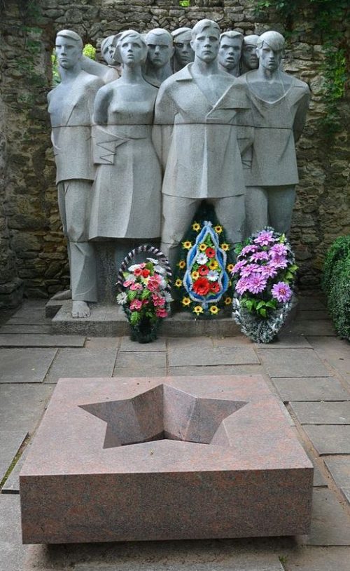 п. Аскания-Нова Чаплинского р-на. Братская могила советских воинов.