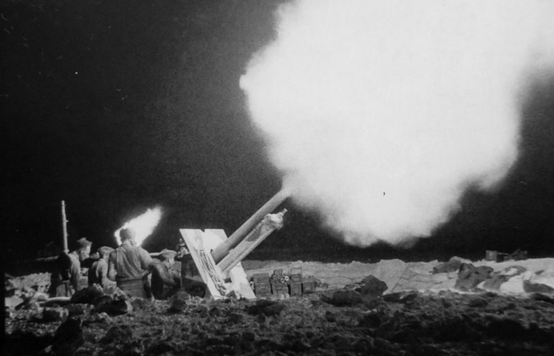 Британские артиллеристы ведут огонь из 87-мм 25-фунтовой пушки-гаубицы в районе Эль-Аламейна. 23 октября 1942 г. 