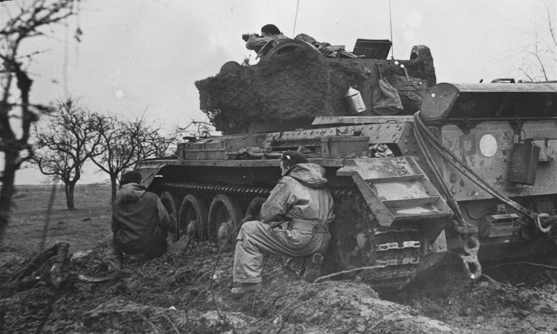 Экипаж танка «Кромвель» следит за противником в районе Гангельта в Германии. 17 декабря 1944 г. 