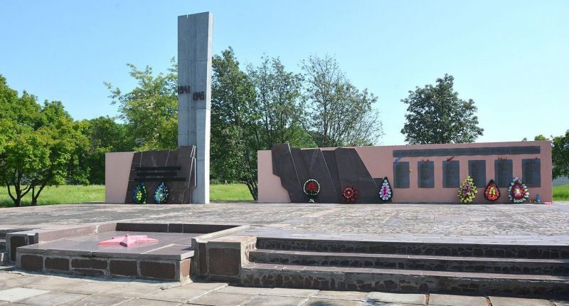 п. Аскания-Нова Чаплинского р-на. Памятник в честь воинов-односельчан, погибших в годы войны.