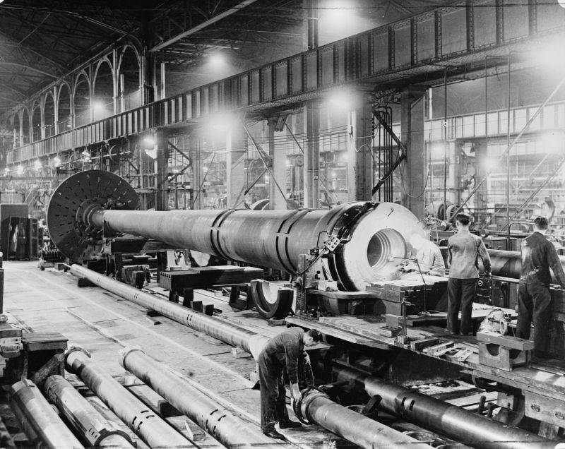 Цех английского завода по производству 406-мм орудий. 1942 г. 