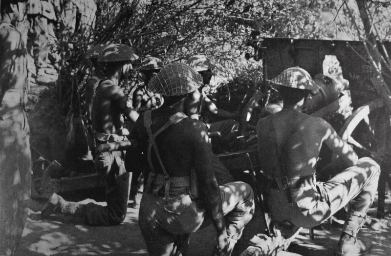 Артиллеристы Британской индийской армии у 3,7-дюймовой горной гаубицы во время боев с японскими войсками в Бирме. 1942 г. 