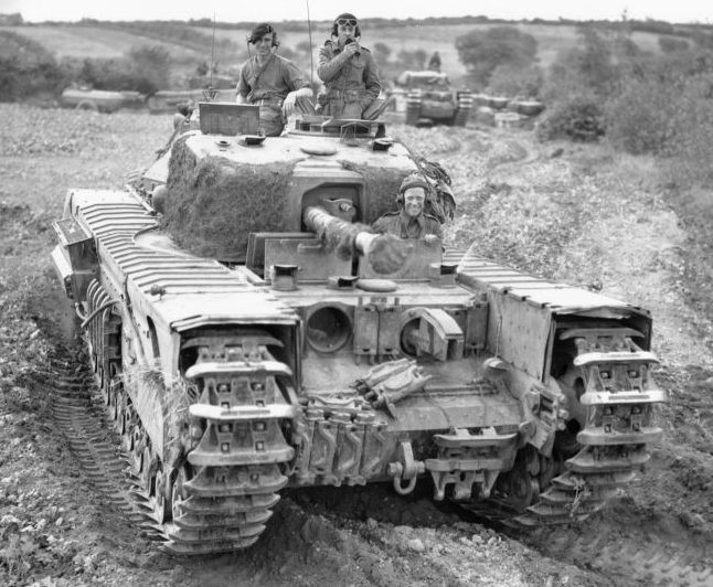 Британские танкисты на огнеметном танке Черчилль во Франции. 1944 г. 