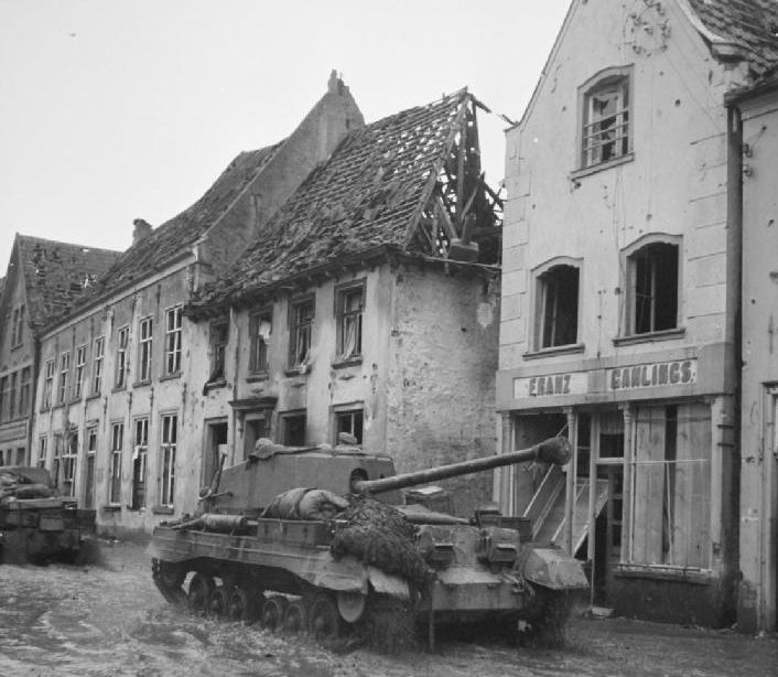 Противотанковая САУ «Арчер» на затопленных улицах Краненбурга. 11 февраля 1945 г. 